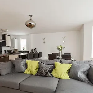 https://stunning-contemporary-apartment.tophotelsbath.com